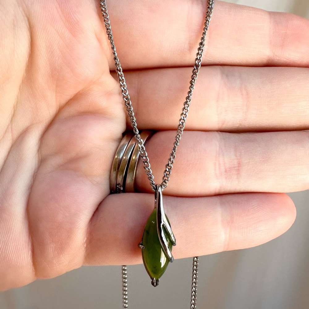 Elegant Jade Green Bangle and Necklace Set - Picture 3 of 3